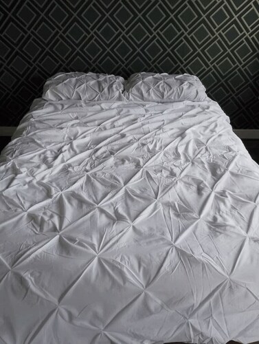 5 bedroom large home with Parking in Rugby