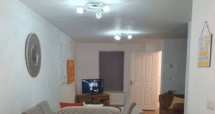 5 bedroom large home with Parking in Rugby