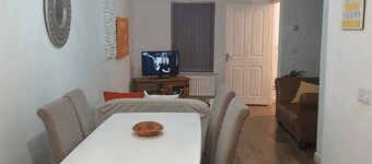 5 bedroom large home with Parking in Rugby