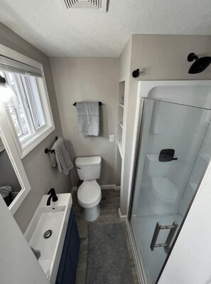 Regadera, toallas, jabón, papel de baño 