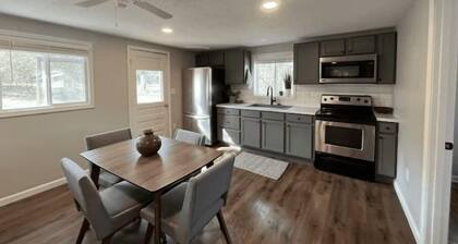 The Cottage a Cozy cabin at Table Rock Lake - two blocks to water