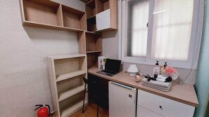 Individually decorated, desk, laptop workspace, free WiFi - Haechi Stay Guesthouse (Seoul)
