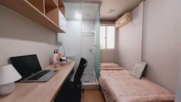 Business Single Room (Non-Korean nationals only) | Individually decorated, desk, laptop workspace, free WiFi