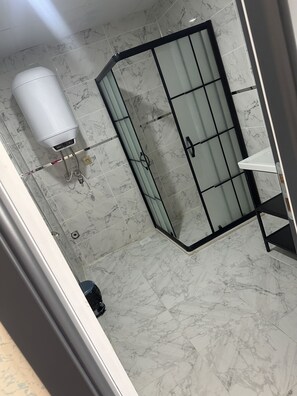 Phòng tắm | Buồng tắm vòi sen, máy sấy tóc, khăn tắm, xà phòng 