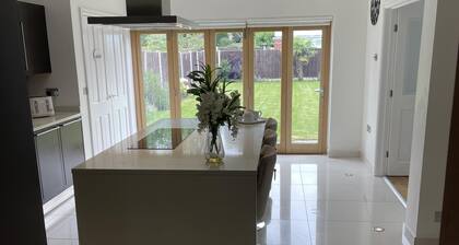 Beautiful 5-bed House in Walsall