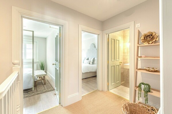 4 slaapkamers, een strijkplank/strijkijzer, gratis wifi, beddengoed