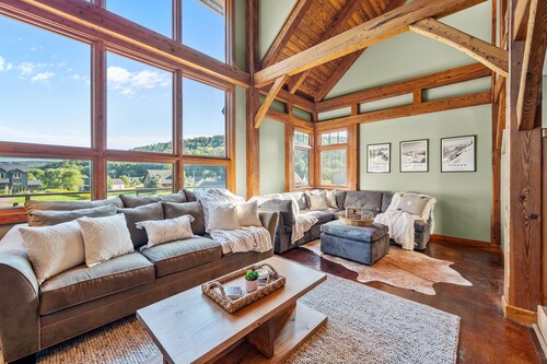 NEW! -- Walk to Village!👍 Stunning timber chalet!👌 Hot-Tub, Bonfire🔥& more!