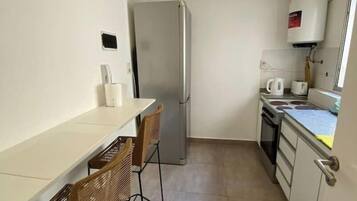 Køleskab, ovn, kogeplade, elkedel