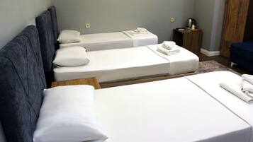 Business Triple Room | 3 bedrooms, minibar, individually decorated, individually furnished