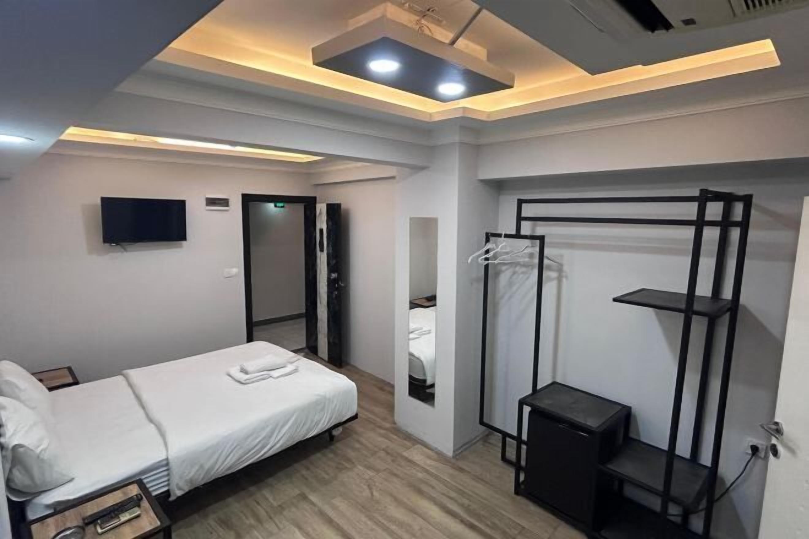 Minibar, individually decorated, individually furnished, desk