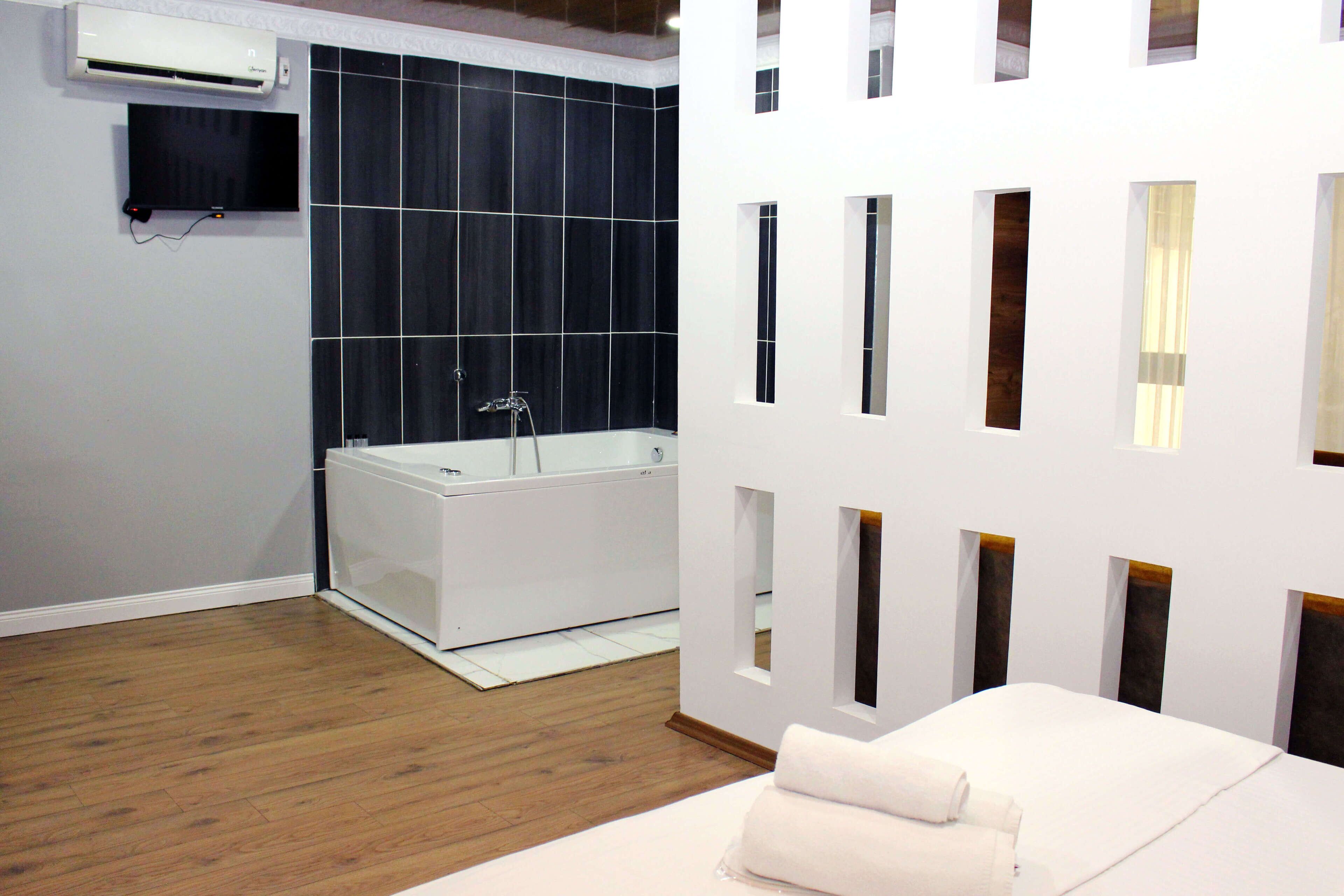 Habitación Confort | Minibar, decoración personalizada, muebles diferentes y escritorio 