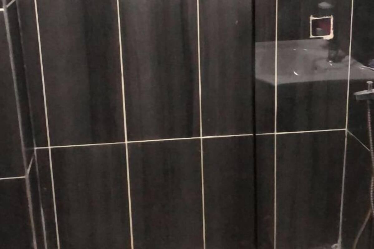 Suihku, hiustenkuivaaja, tohvelit, pyyhkeet