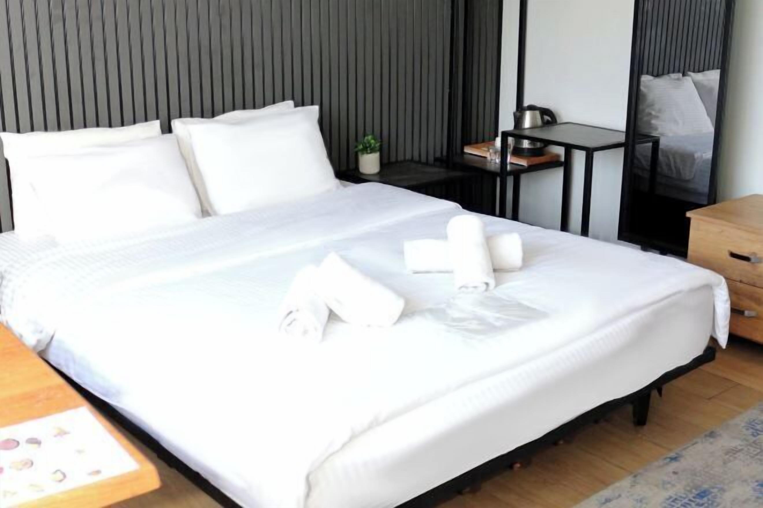 Minibar, individually decorated, individually furnished, desk