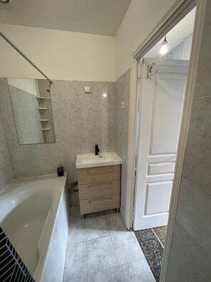 Een haardroger, handdoeken, zeep, shampoo