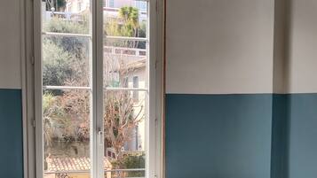 3 bedrooms, desk, free WiFi, bed sheets