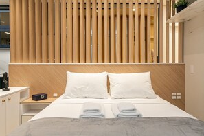 Tabla de planchar con plancha, wifi y ropa de cama 