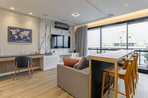 TV, lareira, videoteca