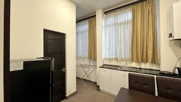 Deluxe Apartment | Ruang tamu | 100 cm sebuah televisyen pintar dengan digital