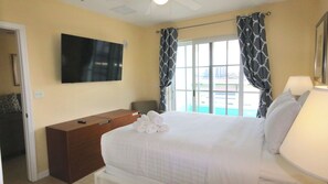 Down duvets, blackout curtains, iron/ironing board, free WiFi - John's Pass Hotel (Madeira Beach)