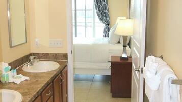 Chuveiro/banheira combinados, secador de cabelo, toalhas de banho