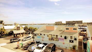 Perto da praia, prática de esqui aquático, 4 bares na praia