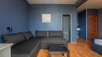 Elite-Dreibettzimmer, Poolblick | Bügeleisen/Bügelbrett, kostenloses WLAN, Bettwäsche