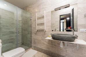 Elite Triple Room, Pool View | Bathroom | Shower, hair dryer, slippers, towels