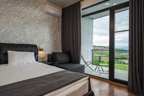 Elite Triple Room, Pool View | Iron/ironing board, free WiFi, bed sheets - Hotel Villa Lapa (Telavi)