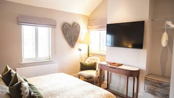 Deluxe Room | 1 bedroom, iron/ironing board, free WiFi