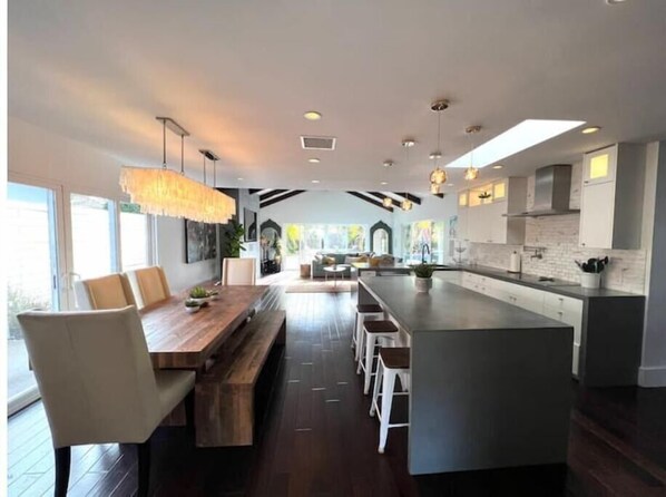 Dining - New Modern Home Pool/Jacuzzi near Beach & Legoland (Carlsbad)