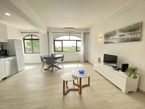 Dining - ALBUFEIRA CENTRAL 6 by HOMING (Albufeira)