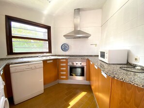 Réfrigérateur, micro-ondes, lave-vaisselle, cafetière/bouilloire