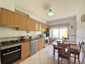 Fridge, microwave, oven, coffee/tea maker - QUARTEIRA CENTRAL 1 by HOMING (Quarteira)