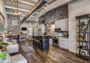 Studio – deluxe, flere senger | Eget kjøkken | Mikrobølgeovn, kaffetrakter/tekoker og papirhåndklær