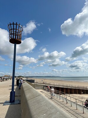 On the beach - Beachfront Bliss Apartment (Dymchurch)