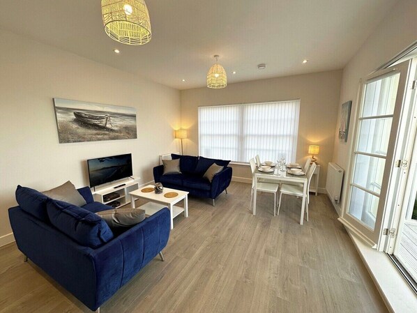 TV - Beachfront Bliss Apartment (Dymchurch)
