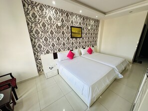 Habitación cuádruple urbana | Ropa de cama de alta calidad, camas con pillow-top y minibar 