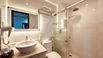 Habitación doble estándar | Baño | Tina con regadera y regadera tipo lluvia