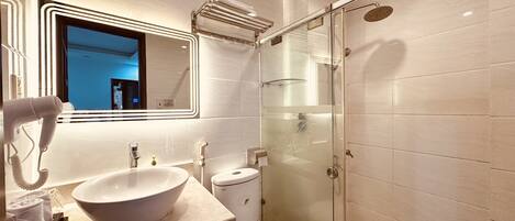 Standard-Doppelzimmer | Badezimmer | Duschwanne, Regendusche, Designer-Toilettenartikel, Haartrockner