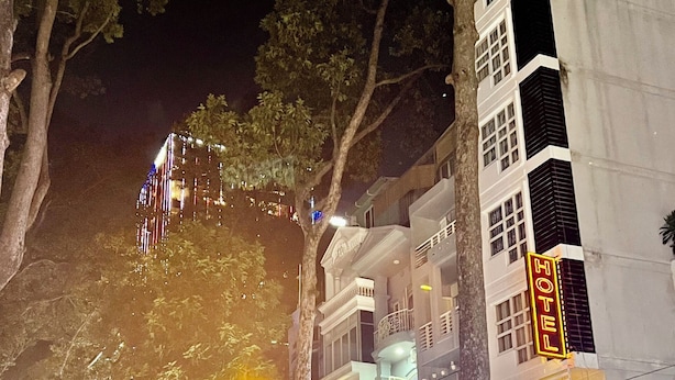 Un hotel con un letrero que indica que hay habitaciones de hotel disponibles.