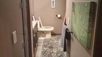 Dusj, håndklær, såpe og sjampo