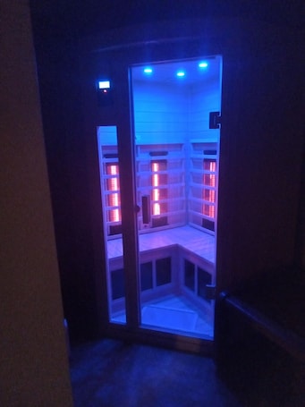 Sauna. Basement Apartment, Outdoor Hot Tub add on, infrared Sauna, Pool Table and more