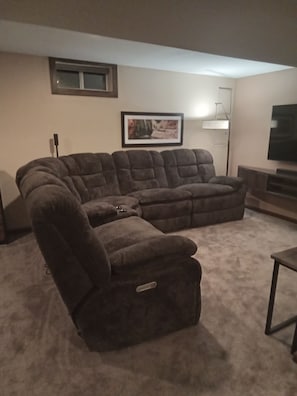 Smart TV, fireplace, video games, table tennis - Basement Apartment, Outdoor Hot Tub add on, infrared Sauna, Pool Table and more (Lansing)