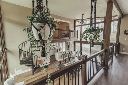 Newly renovated-Hocking Hills retreat+hot tub+pond