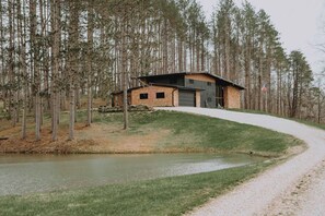 Exterior - Newly renovated-Hocking Hills retreat+hot tub+pond (Logan)
