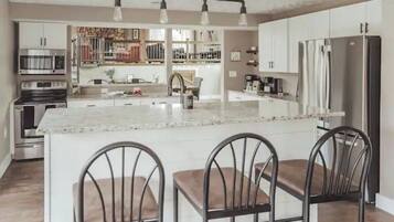 冰箱、微波炉、烤箱、炉灶