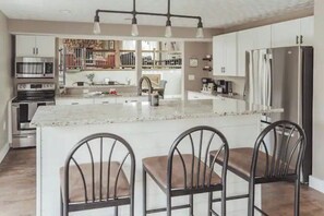 Fridge, microwave, oven, stovetop - Newly renovated-Hocking Hills retreat+hot tub+pond (Logan)