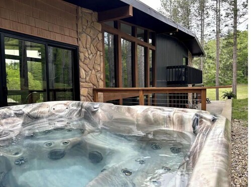 Newly renovated-Hocking Hills retreat+hot tub+pond