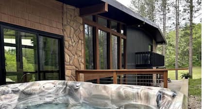Newly renovated-Hocking Hills retreat+hot tub+pond