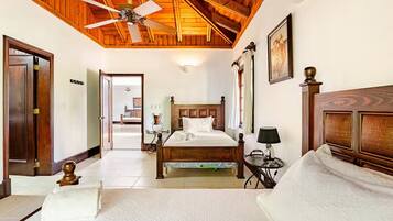 5 dormitorios, caja fuerte, tabla de planchar con plancha